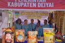 Ketua TP PKK Kabupaten Deiyai, Fransina Rumbiak Mote, bersama tim saat memamerkan noken dan produk UMKM Deiyai di Festival Tifa Inside 2025, Timika.
