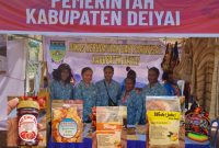 Ketua TP PKK Kabupaten Deiyai, Fransina Rumbiak Mote, bersama tim saat memamerkan noken dan produk UMKM Deiyai di Festival Tifa Inside 2025, Timika.
