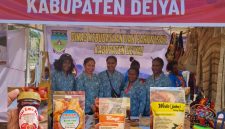 Ketua TP PKK Kabupaten Deiyai, Fransina Rumbiak Mote, bersama tim saat memamerkan noken dan produk UMKM Deiyai di Festival Tifa Inside 2025, Timika.
