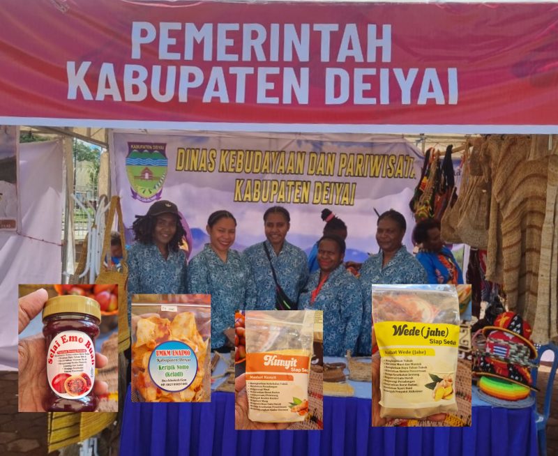 Ketua TP PKK Kabupaten Deiyai, Fransina Rumbiak Mote, bersama tim saat memamerkan noken dan produk UMKM Deiyai di Festival Tifa Inside 2025, Timika.
