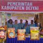 Ketua TP PKK Kabupaten Deiyai, Fransina Rumbiak Mote, bersama tim saat memamerkan noken dan produk UMKM Deiyai di Festival Tifa Inside 2025, Timika.
