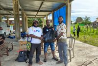 Pilemon Keiya menyerahkan langsung bantuan pendidikan kepada anak-anak pengungsi di Posko Pemuda Katolik, Gereja KSK Meriam, Nabire, Papua Tengah.