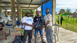 Pilemon Keiya menyerahkan langsung bantuan pendidikan kepada anak-anak pengungsi di Posko Pemuda Katolik, Gereja KSK Meriam, Nabire, Papua Tengah.