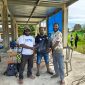 Pilemon Keiya menyerahkan langsung bantuan pendidikan kepada anak-anak pengungsi di Posko Pemuda Katolik, Gereja KSK Meriam, Nabire, Papua Tengah.