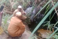 Bupati Deiya dan Kepala Bidang SDA PUPR sedang berdiskusi pembangunan jembatan kali Pipa di Udaugi, 19 Mei 2025
