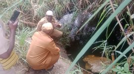 Bupati Deiya dan Kepala Bidang SDA PUPR sedang berdiskusi pembangunan jembatan kali Pipa di Udaugi, 19 Mei 2025
