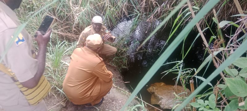 Bupati Deiya dan Kepala Bidang SDA PUPR sedang berdiskusi pembangunan jembatan kali Pipa di Udaugi, 19 Mei 2025