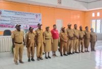 Foto bersama kepala Dinas sosial, 5 kepala distrik, kepala dinas DPMK, DUTCAPIL dan Plt. Kabag Hukum di ruangan aula sekwan, 20 Mei 2025