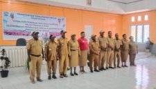 Foto bersama kepala Dinas sosial, 5 kepala distrik, kepala dinas DPMK, DUTCAPIL dan Plt. Kabag Hukum di ruangan aula sekwan, 20 Mei 2025