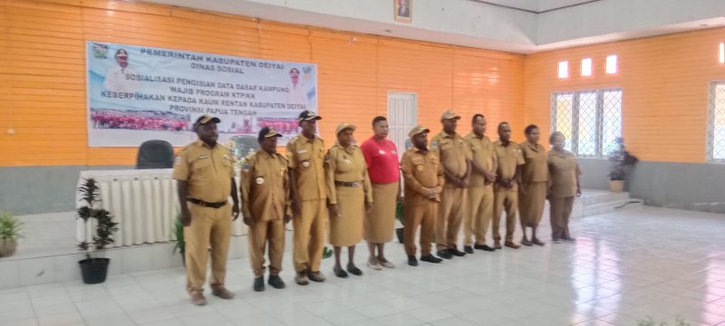 Foto bersama kepala Dinas sosial, 5 kepala distrik, kepala dinas DPMK, DUTCAPIL dan Plt. Kabag Hukum di ruangan aula sekwan, 20 Mei 2025