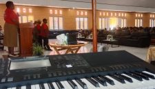 Kepala Dinas Sosial Yulita Mote, SS sedang memberikan pemahaman tentang pengisihan data darar di Aula Sekwan Deiyai. Selasa, 20 Mei 2025