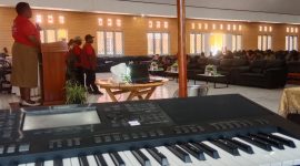Kepala Dinas Sosial Yulita Mote, SS sedang memberikan pemahaman tentang pengisihan data darar di Aula Sekwan Deiyai. Selasa, 20 Mei 2025