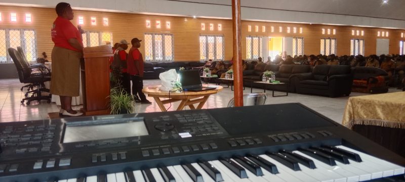 Kepala Dinas Sosial Yulita Mote, SS sedang memberikan pemahaman tentang pengisihan data darar di Aula Sekwan Deiyai. Selasa, 20 Mei 2025