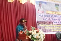 Sekda Deiyai Elimelekh Edowai, S.Sos memberikan sambutan sekaligus membuka Musrenbang Otsus di Aula sekwan, Kamis, 22 Mei 2025.