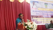Sekda Deiyai Elimelekh Edowai, S.Sos memberikan sambutan sekaligus membuka Musrenbang Otsus di Aula sekwan, Kamis, 22 Mei 2025.