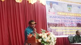 Sekda Deiyai Elimelekh Edowai, S.Sos memberikan sambutan sekaligus membuka Musrenbang Otsus di Aula sekwan, Kamis, 22 Mei 2025.