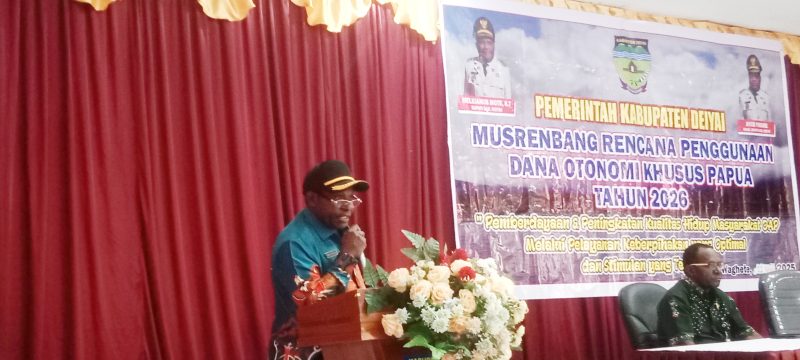Sekda Deiyai Elimelekh Edowai, S.Sos memberikan sambutan sekaligus membuka Musrenbang Otsus di Aula sekwan, Kamis, 22 Mei 2025.