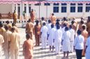 Bupati Deiyai mengumumkan jadwal pelayanan publik terbaru pada apel gabungan, 19 Mei 2025.
