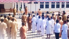 Bupati Deiyai mengumumkan jadwal pelayanan publik terbaru pada apel gabungan, 19 Mei 2025.
