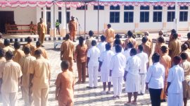 Bupati Deiyai mengumumkan jadwal pelayanan publik terbaru pada apel gabungan, 19 Mei 2025.
