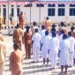 Bupati Deiyai mengumumkan jadwal pelayanan publik terbaru pada apel gabungan, 19 Mei 2025.

