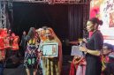 Ketua TP PKK Deiyai, Fransina Rumbiak Mote, S.K.M., menerima penghargaan juara umum bersama tim dalam Festival TIFA 2025 di Timika, Papua Tengah.
