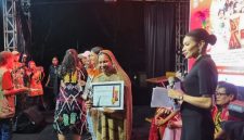 Ketua TP PKK Deiyai, Fransina Rumbiak Mote, S.K.M., menerima penghargaan juara umum bersama tim dalam Festival TIFA 2025 di Timika, Papua Tengah.