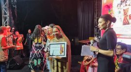 Ketua TP PKK Deiyai, Fransina Rumbiak Mote, S.K.M., menerima penghargaan juara umum bersama tim dalam Festival TIFA 2025 di Timika, Papua Tengah.
