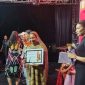 Ketua TP PKK Deiyai, Fransina Rumbiak Mote, S.K.M., menerima penghargaan juara umum bersama tim dalam Festival TIFA 2025 di Timika, Papua Tengah.