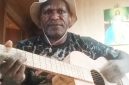 Marinus Edowai menunjukkan salah satu gitar kayu buatannya yang belum dicat.