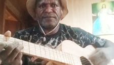 Marinus Edowai menunjukkan salah satu gitar kayu buatannya yang belum dicat.