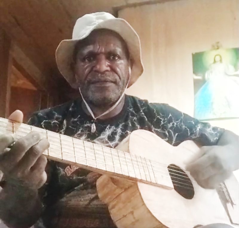 Marinus Edowai menunjukkan salah satu gitar kayu buatannya yang belum dicat.