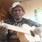 Marinus Edowai menunjukkan salah satu gitar kayu buatannya yang belum dicat.