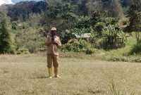 Masyarakat Kampung Deemago masih beraktivitas tanpa listrik dan akses jalan, berharap pembangunan segera tiba.