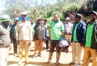 Kepala DPMK Deiyai, Dr. Ferdinad Pakage, saat berdialog langsung dengan warga Kampung Deemago dalam rangka penguatan kerja sama masyarakat dan keluarga.