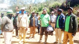 Kepala DPMK Deiyai, Dr. Ferdinad Pakage, saat berdialog langsung dengan warga Kampung Deemago dalam rangka penguatan kerja sama masyarakat dan keluarga.