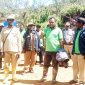 Kepala DPMK Deiyai, Dr. Ferdinad Pakage, saat berdialog langsung dengan warga Kampung Deemago dalam rangka penguatan kerja sama masyarakat dan keluarga.