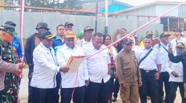 Wakil Bupati Deiyai, Ayub Pigome, secara simbolis meluncurkan Perda Pajak Daerah dan Retribusi Daerah, menandai babak baru penguatan keuangan daerah untuk kesejahteraan masyarakat.