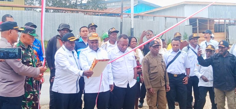 Wakil Bupati Deiyai, Ayub Pigome, secara simbolis meluncurkan Perda Pajak Daerah dan Retribusi Daerah, menandai babak baru penguatan keuangan daerah untuk kesejahteraan masyarakat.