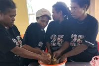 Peserta pelatihan tampak antusias belajar membuat donat ubi dan bakwan sayur bersama fasilitator Yapkema di Dogiyai. (Foto: Dok. Yapkema)