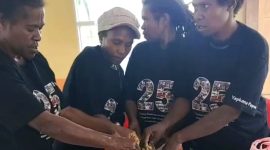 Peserta pelatihan tampak antusias belajar membuat donat ubi dan bakwan sayur bersama fasilitator Yapkema di Dogiyai. (Foto: Dok. Yapkema)