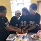 Peserta pelatihan tampak antusias belajar membuat donat ubi dan bakwan sayur bersama fasilitator Yapkema di Dogiyai. (Foto: Dok. Yapkema)