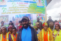 Petugas DLH Deiyai saat mengikuti aksi bersih-bersih sampah dalam peringatan Hari Lingkungan Hidup Sedunia, 5 Juni 2025.