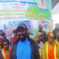 Petugas DLH Deiyai saat mengikuti aksi bersih-bersih sampah dalam peringatan Hari Lingkungan Hidup Sedunia, 5 Juni 2025.
