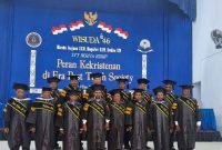 Para wisudawan Yakbado 2025 asal Dogiyai berfoto bersama setelah prosesi wisuda STT Berita Hidup Karanganyar, Solo, Kamis (18/6/2025). (Foto: Yakbado)