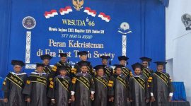 Para wisudawan Yakbado 2025 asal Dogiyai berfoto bersama setelah prosesi wisuda STT Berita Hidup Karanganyar, Solo, Kamis (18/6/2025). (Foto: Yakbado)