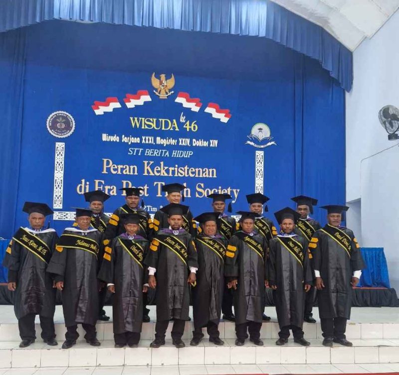 Para wisudawan Yakbado 2025 asal Dogiyai berfoto bersama setelah prosesi wisuda STT Berita Hidup Karanganyar, Solo, Kamis (18/6/2025). (Foto: Yakbado)