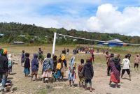 Antusiasme anak-anak muda Deiyai dalam kegiatan penggalangan dana Hari Anak KINGMI di Lapangan Bola Yuwonotaida Bomou, 9-10 Juni 2025.