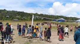 Antusiasme anak-anak muda Deiyai dalam kegiatan penggalangan dana Hari Anak KINGMI di Lapangan Bola Yuwonotaida Bomou, 9-10 Juni 2025.
