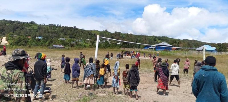 Antusiasme anak-anak muda Deiyai dalam kegiatan penggalangan dana Hari Anak KINGMI di Lapangan Bola Yuwonotaida Bomou, 9-10 Juni 2025.